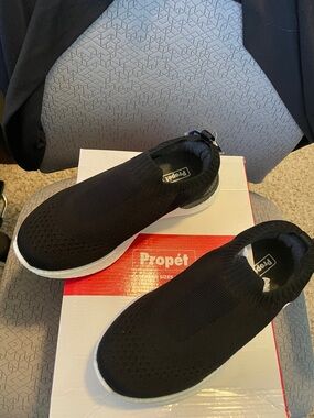 NEW in box Women's Propet B10 Unite Slipon in Black. Size 8.5 X